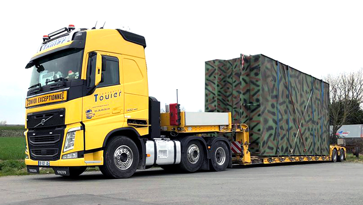 Transport d'une hutte de chasse